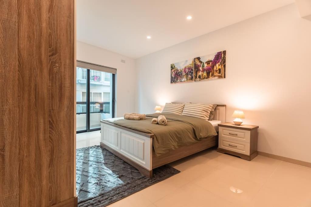 Sea Front - Spacious - Beautiful Apartamento Sliema